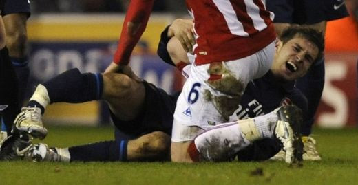 SOC la Arsenal! Vezi un tackling HORROR care ii poate incheia cariera unui pusti de 19 ani!_11