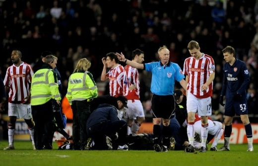 SOC la Arsenal! Vezi un tackling HORROR care ii poate incheia cariera unui pusti de 19 ani!_12