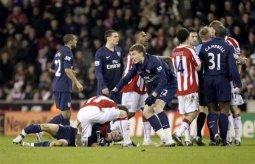 SOC la Arsenal! Vezi un tackling HORROR care ii poate incheia cariera unui pusti de 19 ani!_16