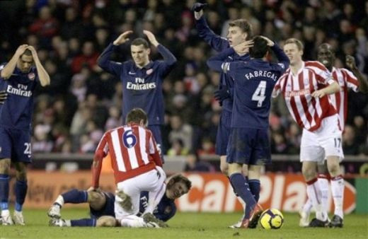 SOC la Arsenal! Vezi un tackling HORROR care ii poate incheia cariera unui pusti de 19 ani!_17