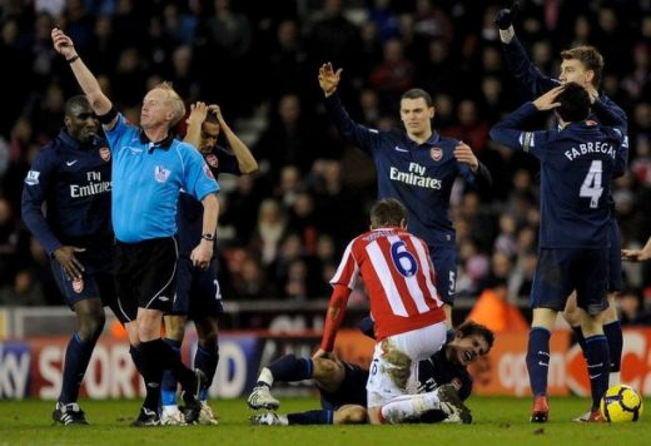 SOC la Arsenal! Vezi un tackling HORROR care ii poate incheia cariera unui pusti de 19 ani!_19