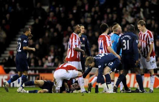 SOC la Arsenal! Vezi un tackling HORROR care ii poate incheia cariera unui pusti de 19 ani!_25