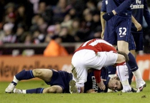 SOC la Arsenal! Vezi un tackling HORROR care ii poate incheia cariera unui pusti de 19 ani!_27