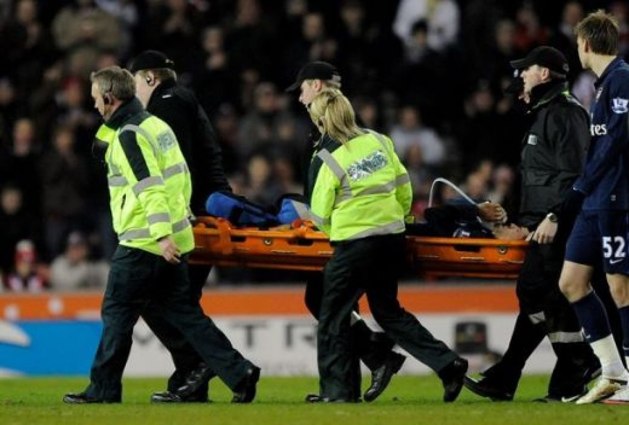 SOC la Arsenal! Vezi un tackling HORROR care ii poate incheia cariera unui pusti de 19 ani!_28