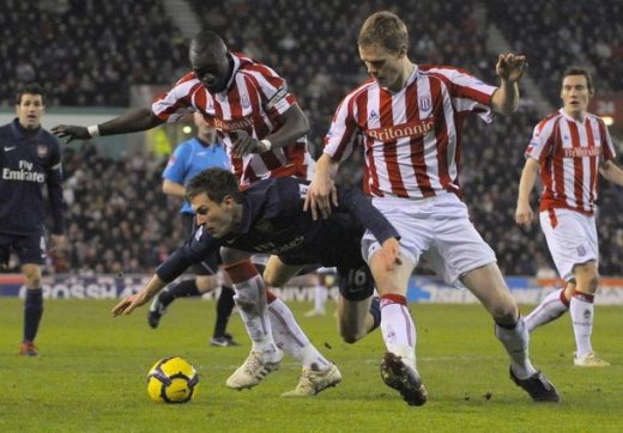 SOC la Arsenal! Vezi un tackling HORROR care ii poate incheia cariera unui pusti de 19 ani!_31