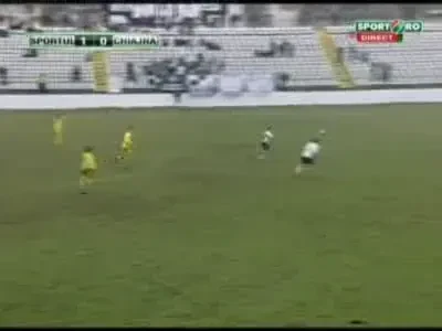 VIDEO / Faza de cascadorii rasului! Ferfelea a ramas singur cu poarta goala, dar a dat-o in BARA!