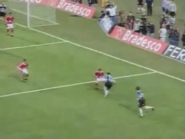 VIDEO&nbsp;Trebuie sa vezi asta! Vezi cum il umilea tanarul&nbsp;Ronaldinho pe Dunga in 1999!