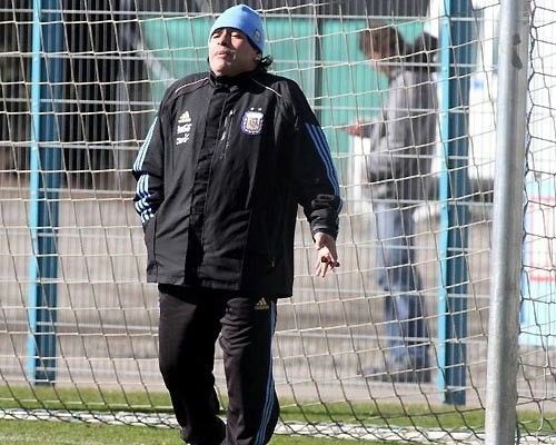 Maradona fumeaza trabucuri si face pariuri nebune: 