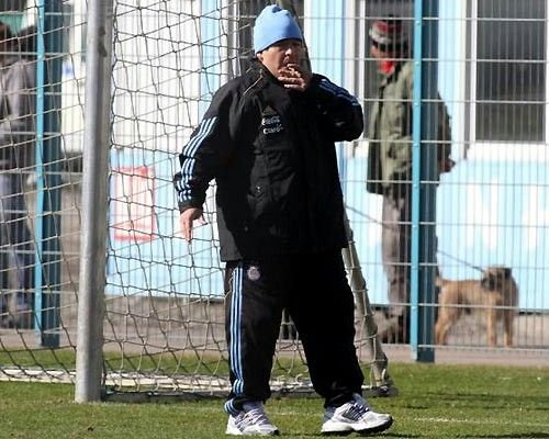 Maradona fumeaza trabucuri si face pariuri nebune: 