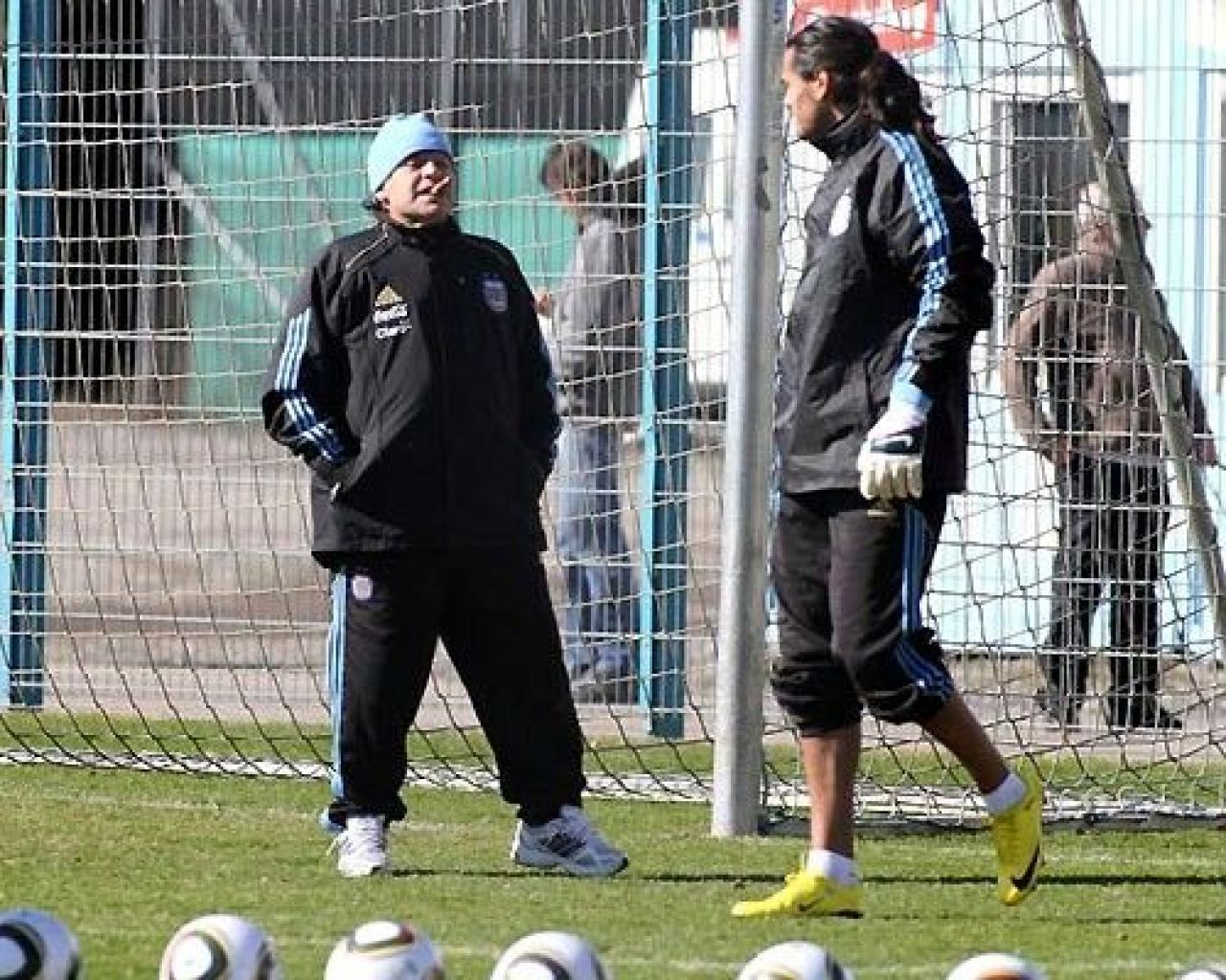 Maradona fumeaza trabucuri si face pariuri nebune: