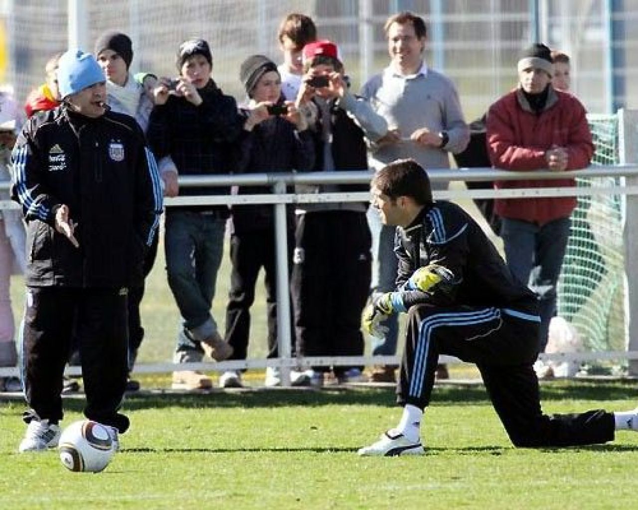 Maradona fumeaza trabucuri si face pariuri nebune: