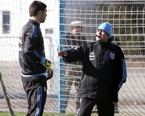 Maradona fumeaza trabucuri si face pariuri nebune: 