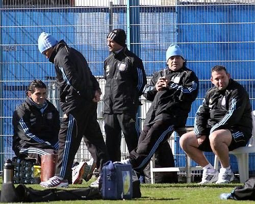 Maradona fumeaza trabucuri si face pariuri nebune: 