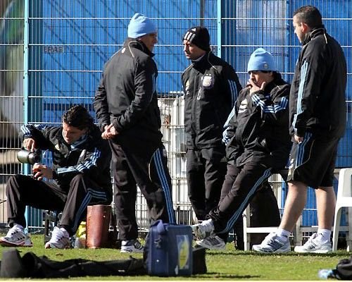 Maradona fumeaza trabucuri si face pariuri nebune: 
