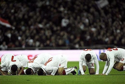 Fanii il iarta, Tevez ii sare la gat: 