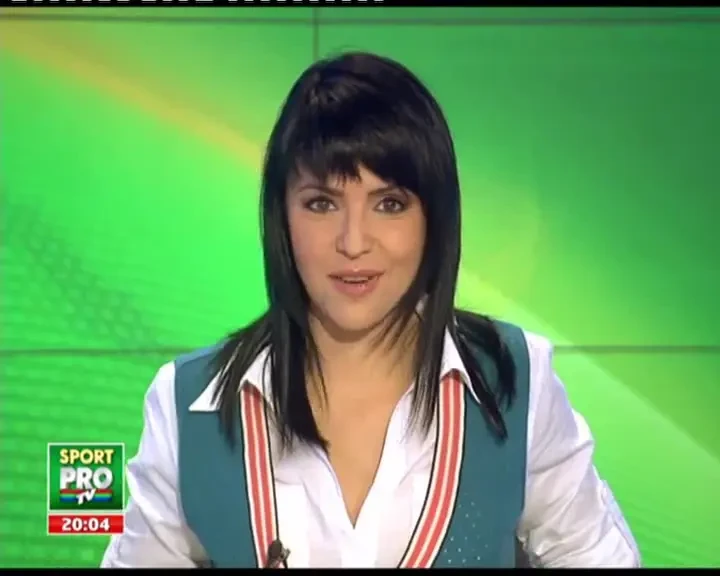 Presiune pe Tanase! Focoasa Iulia a defilat in rochie de MIREASA!