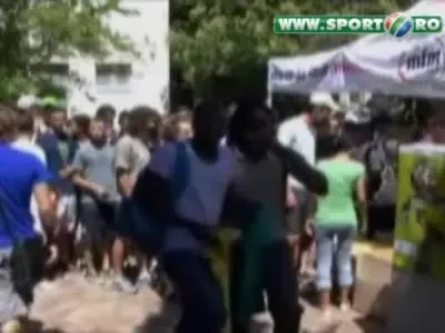 VIDEO N-ai mai vazut asa ceva! Cum se joaca fotbalul in echipe de cate 250 de oameni! :)