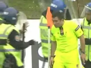 VIDEO Cazul bricheta in Turcia! Meci oprit dupa ce tusierul a fost lovit de suporteri!