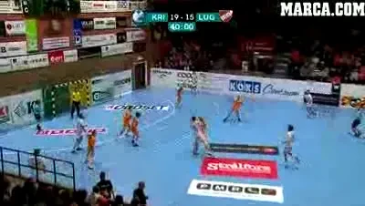 VIDEO Interzis cardiacilor! Si-a rupt singur piciorul la handbal!