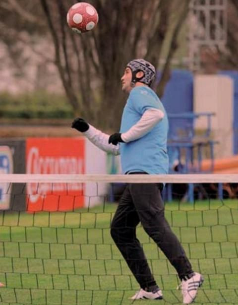 Chivu revine in 21 zile? A primit o casca si poate lovi mingea cu capul! FOTO_3