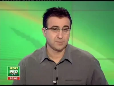 Gauracs a implinit 22 de ani si a primit o chitara alb-visinie