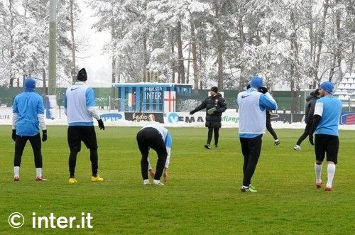 FOTO / Chivu s-a antrenat cu o casca de protectie prin zapada!_2