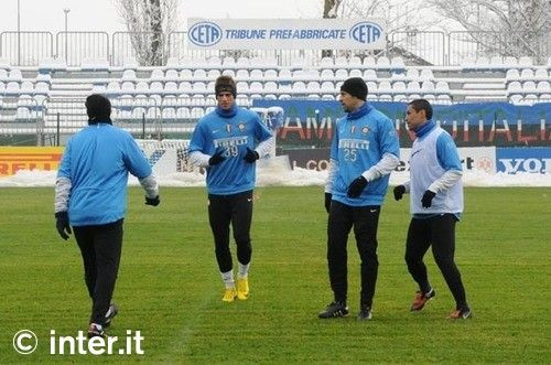 FOTO / Chivu s-a antrenat cu o casca de protectie prin zapada!_3