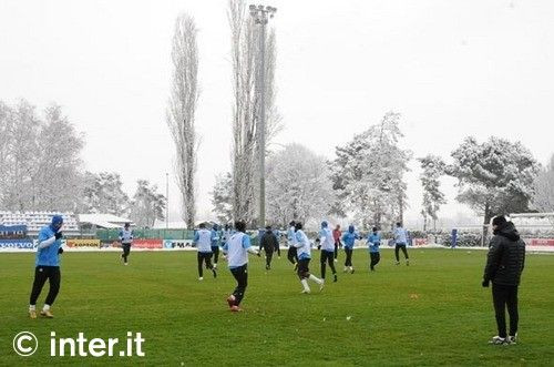 FOTO / Chivu s-a antrenat cu o casca de protectie prin zapada!_4