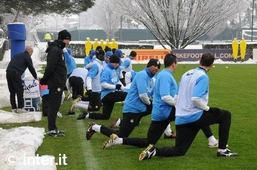 FOTO / Chivu s-a antrenat cu o casca de protectie prin zapada!_5