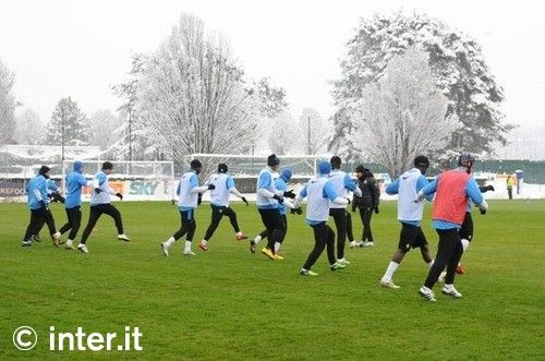 FOTO / Chivu s-a antrenat cu o casca de protectie prin zapada!_6