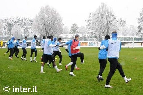 FOTO / Chivu s-a antrenat cu o casca de protectie prin zapada!_7