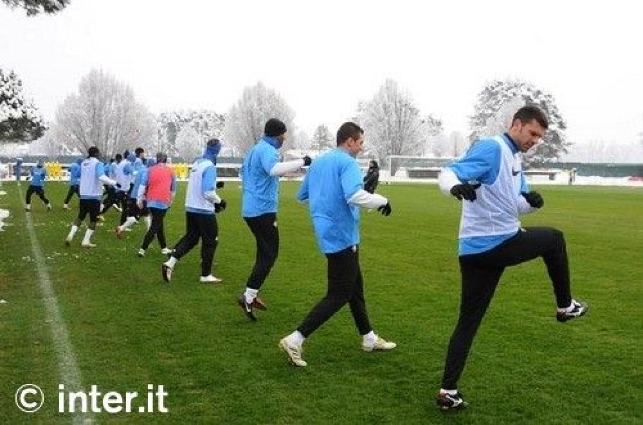FOTO / Chivu s-a antrenat cu o casca de protectie prin zapada!_8
