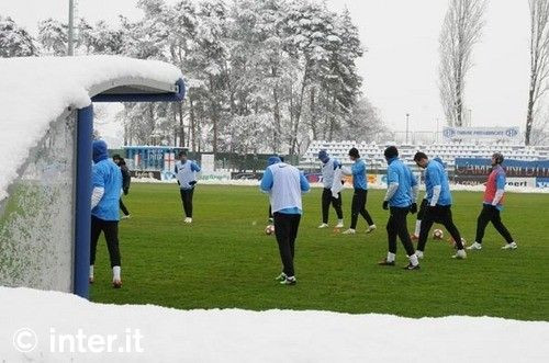 FOTO / Chivu s-a antrenat cu o casca de protectie prin zapada!_9