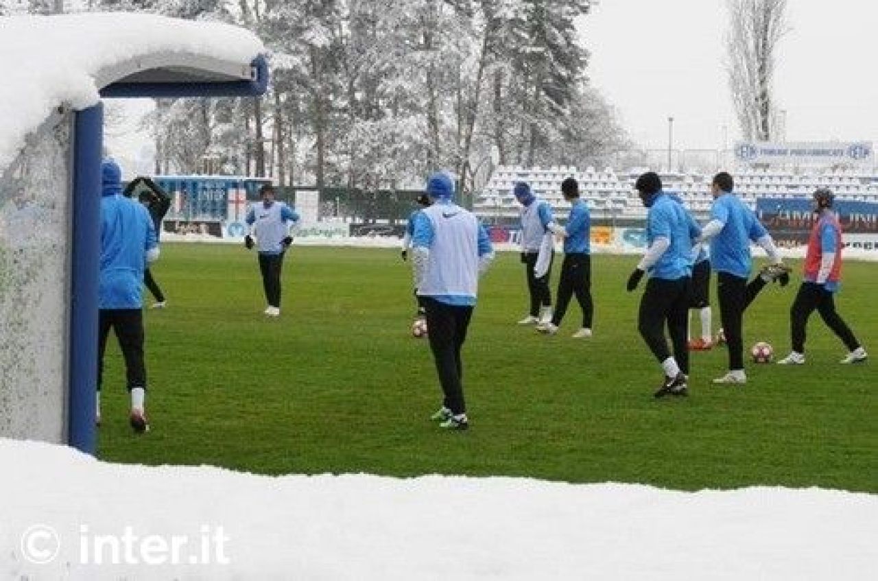 FOTO / Chivu s-a antrenat cu o casca de protectie prin zapada!_10
