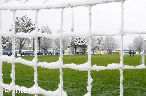 FOTO / Chivu s-a antrenat cu o casca de protectie prin zapada!_11