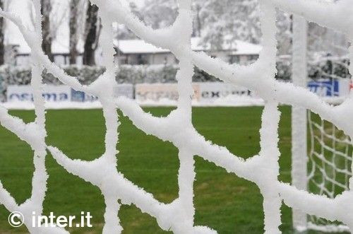 FOTO / Chivu s-a antrenat cu o casca de protectie prin zapada!_12