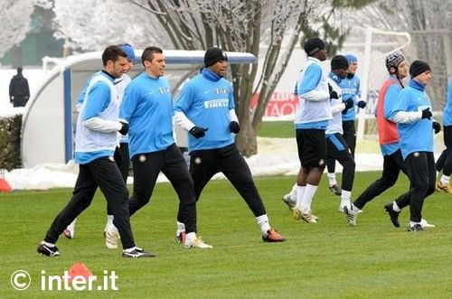 FOTO / Chivu s-a antrenat cu o casca de protectie prin zapada!_13