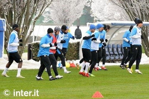 FOTO / Chivu s-a antrenat cu o casca de protectie prin zapada!_14