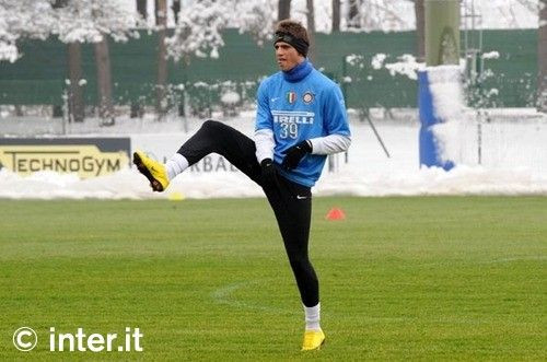 FOTO / Chivu s-a antrenat cu o casca de protectie prin zapada!_15