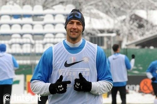 FOTO / Chivu s-a antrenat cu o casca de protectie prin zapada!_16