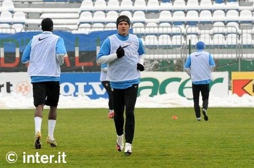 FOTO / Chivu s-a antrenat cu o casca de protectie prin zapada!_17