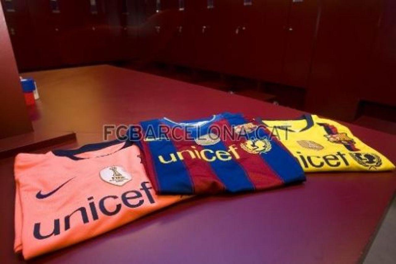 FOTO Aroganta suprema! Barcelona si-a pus emblema de campioana mondiala pe tricou!_4