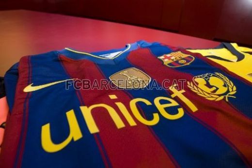 FOTO Aroganta suprema! Barcelona si-a pus emblema de campioana mondiala pe tricou!_5