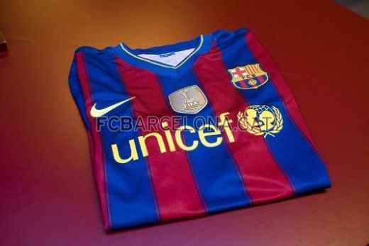 FOTO Aroganta suprema! Barcelona si-a pus emblema de campioana mondiala pe tricou!_6