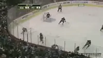 VIDEO Horror! L-a lasat inconstient pe gheata! Ar trebui permise asemenea lovituri?