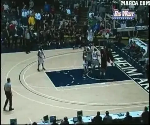 VIDEO / GIGANT! A sarit peste un adversar ca sa dea un cos: