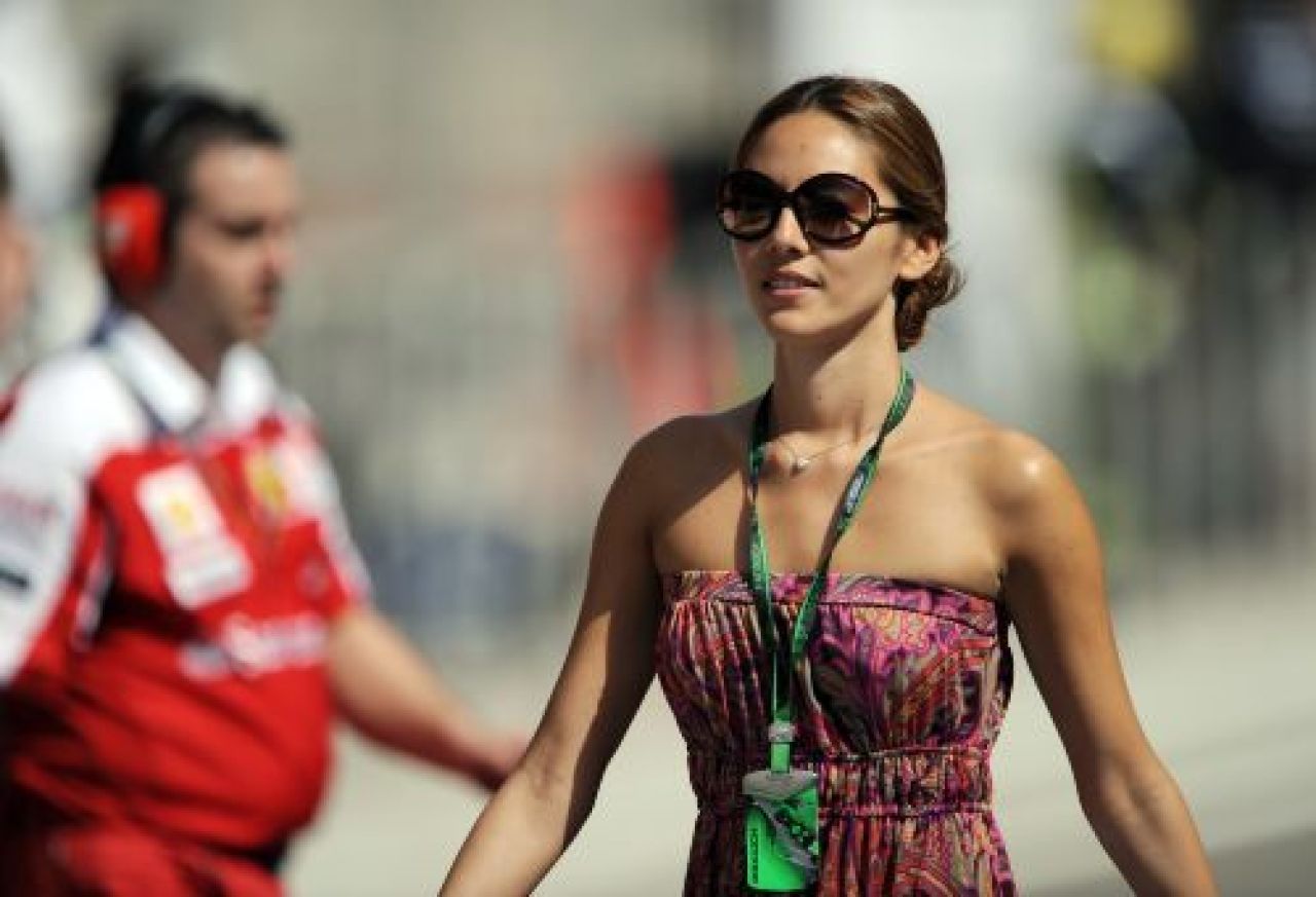 FOTO / S-a dat startul la Formula 1! Iubita lui Button a iesit la rampa:_4