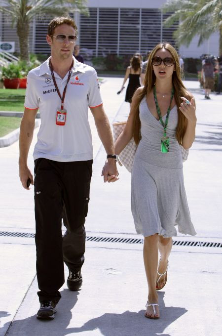 FOTO / S-a dat startul la Formula 1! Iubita lui Button a iesit la rampa:_6