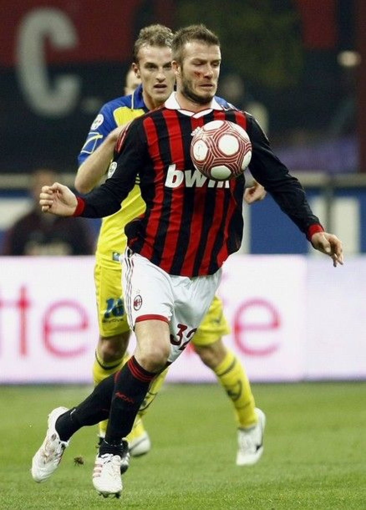 VIDEO Beckham, operat de urgenta in Finlanda! Poate rata Cupa Mondiala!_6