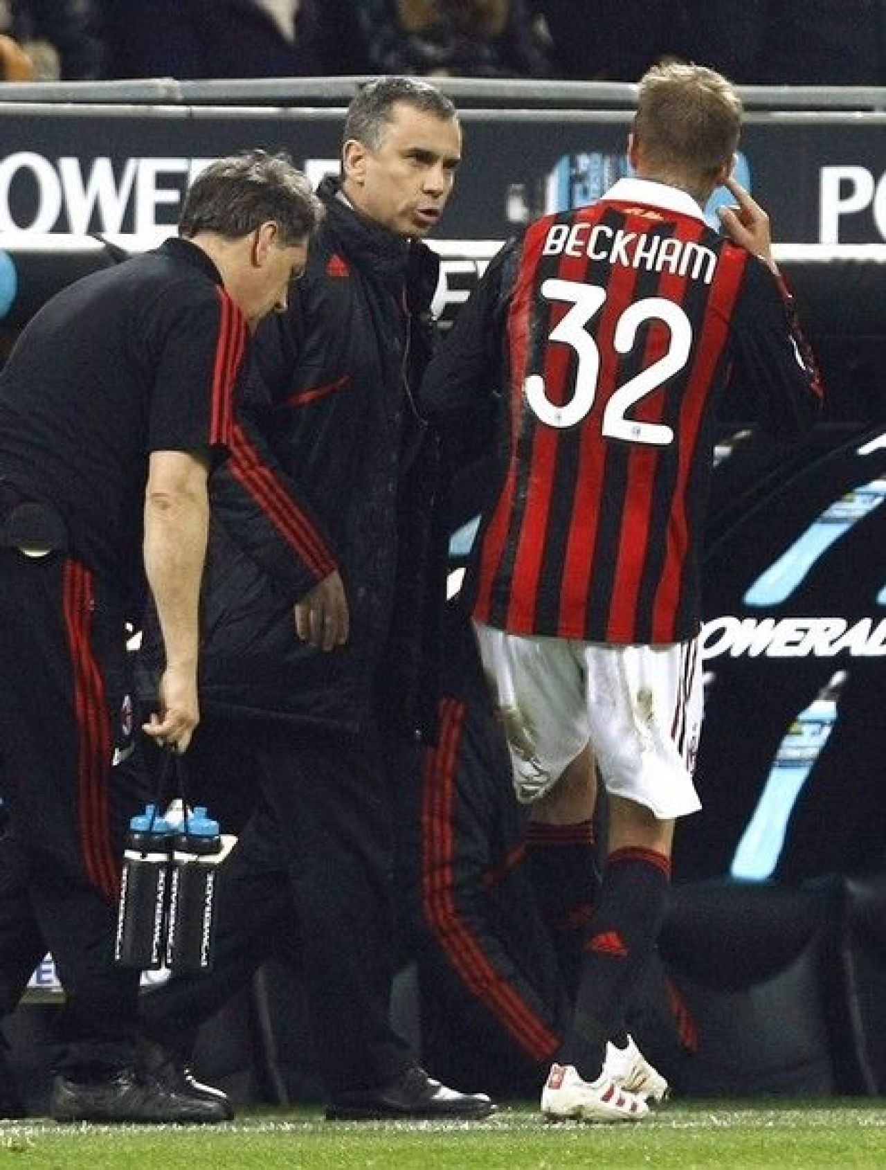 VIDEO Beckham, operat de urgenta in Finlanda! Poate rata Cupa Mondiala!_17